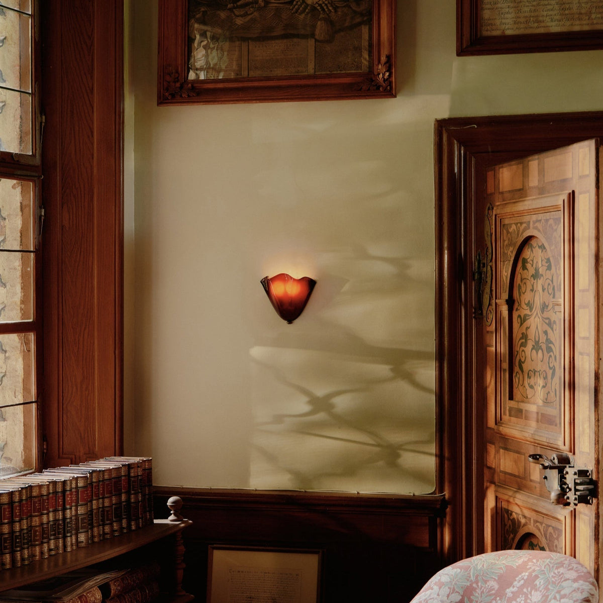 Stained Glass Wall Sconce Retro Art Deco LED with Iron Base and E14 Warm White Shade